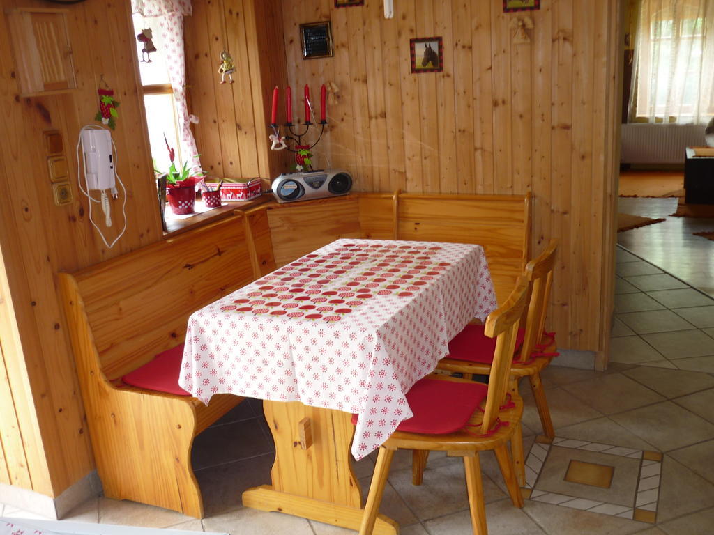 Falusi Vendeghaz Etyek Rum bild